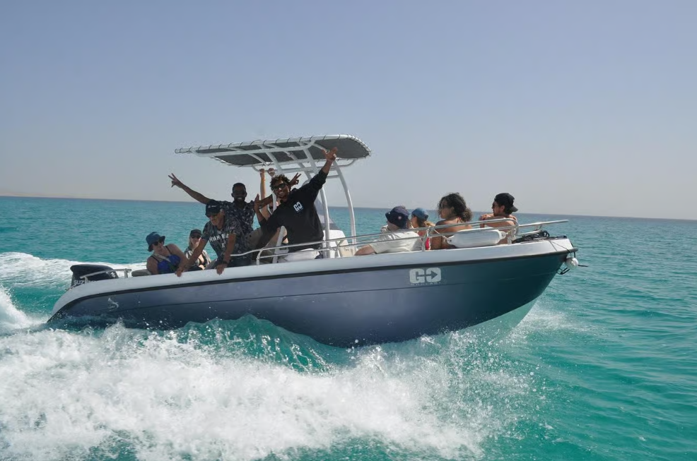 Hurghada: Private Speedboat Adventure with Fruits & Pick-up